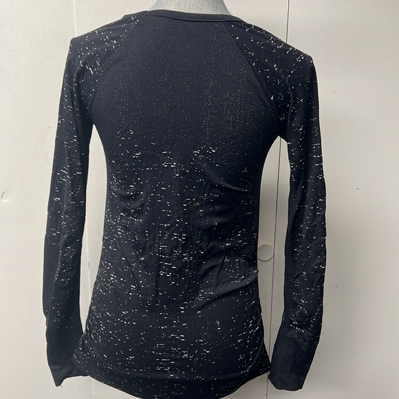 Athleta long sleeve lightweight black and white work out tee - Picture 5 of 8